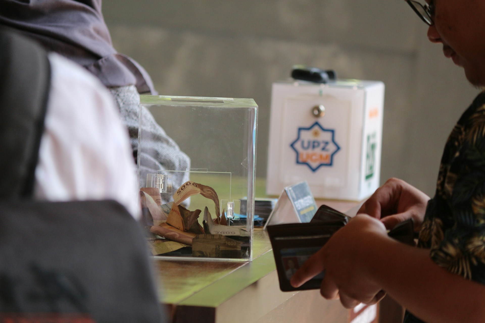 Understanding the Key Differences Between Zakat and Sadaqah