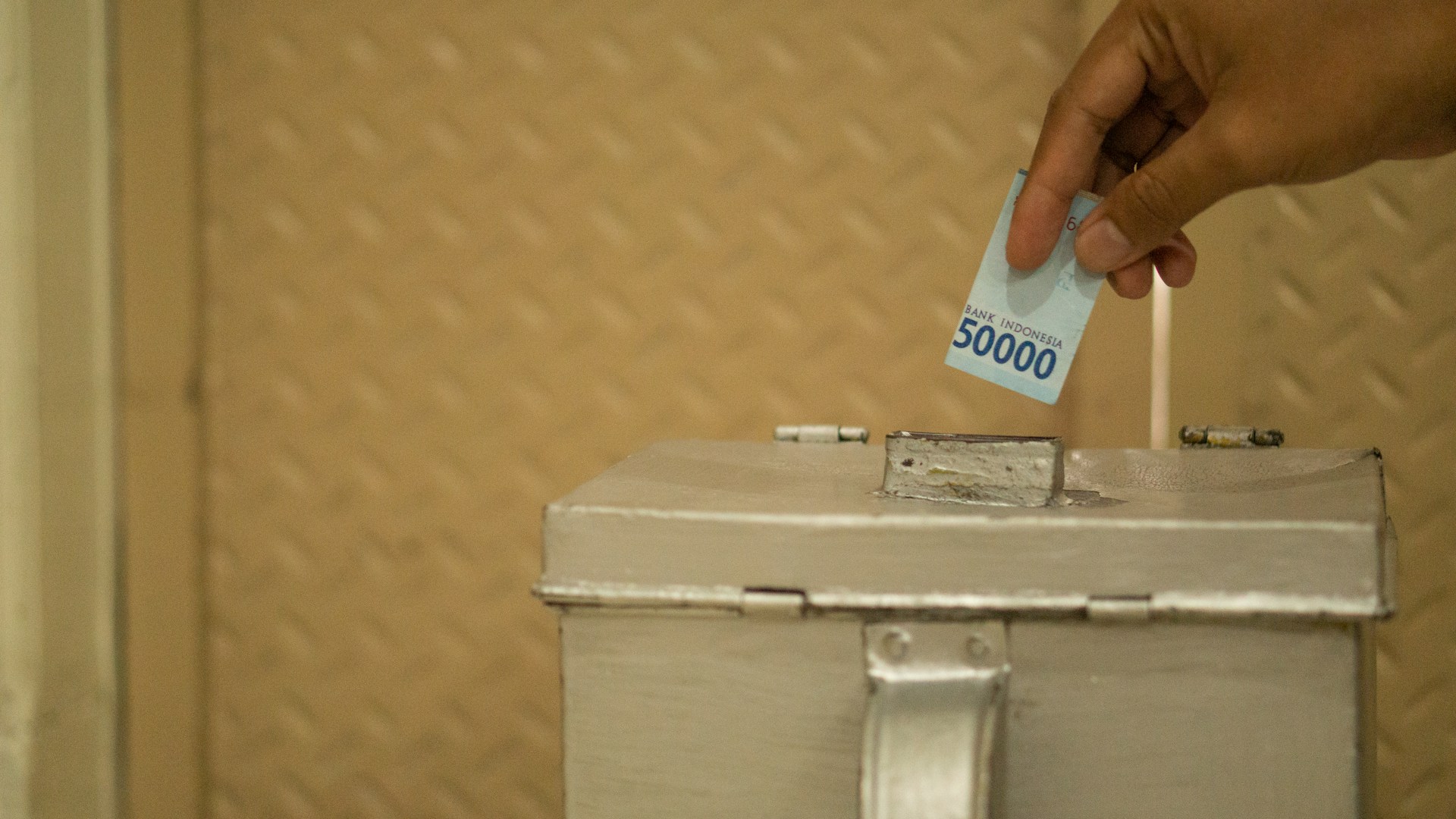 Understanding the Key Differences Between Zakat and Sadaqah