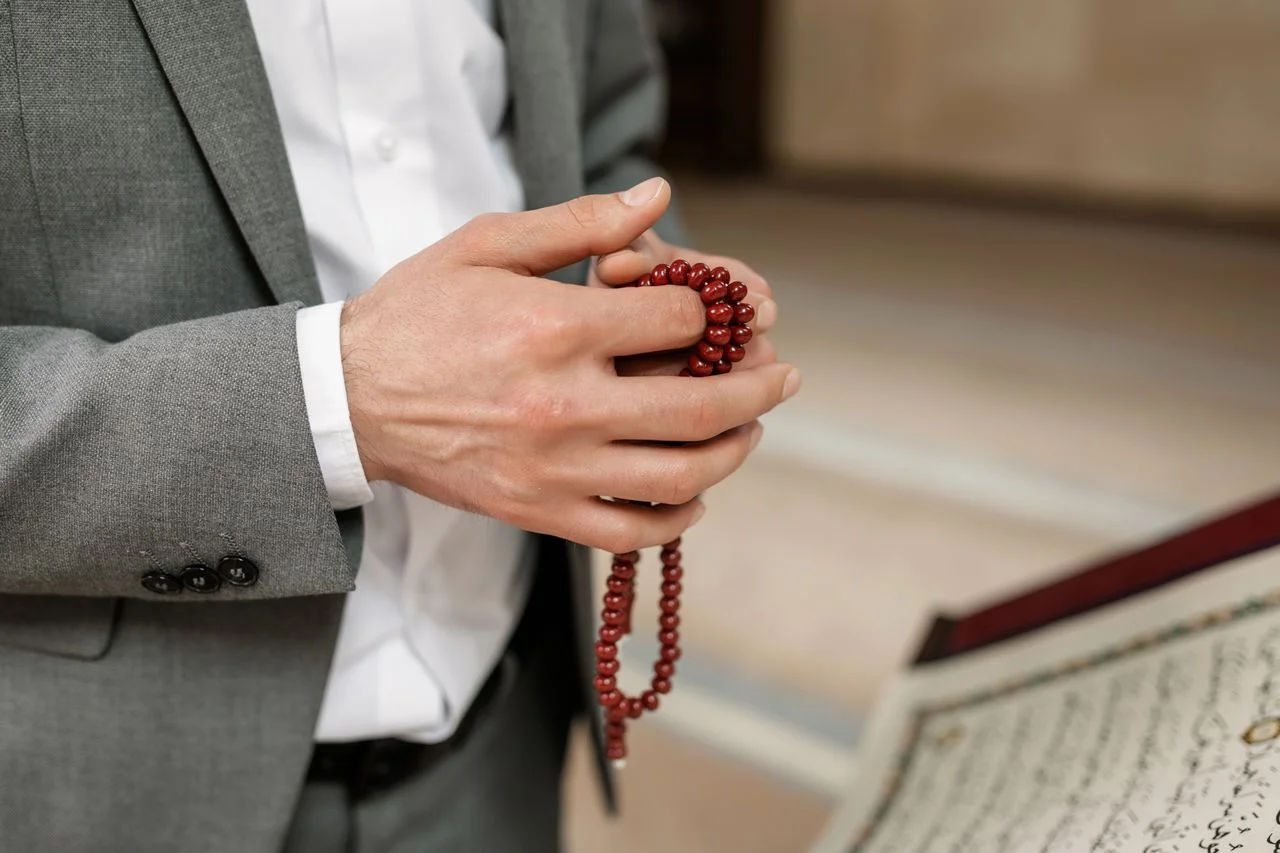 Hand counting method used for reciting the Tasbih of Fatimah